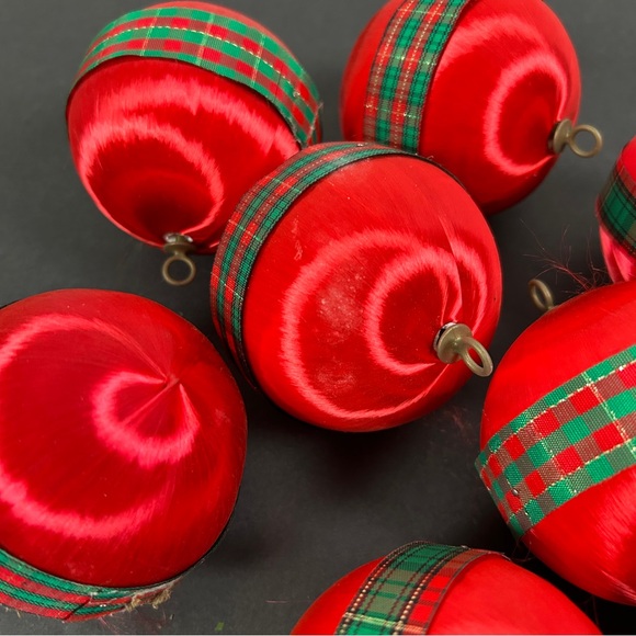 Lot of 12 Vintage Satin Spun Christmas Ornaments Red Balls with Ribbon - Picture 12 of 16